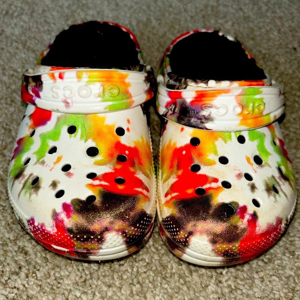 𝅺CROCS Classic Tie Dye Fuzzy Lined Clogs size C9